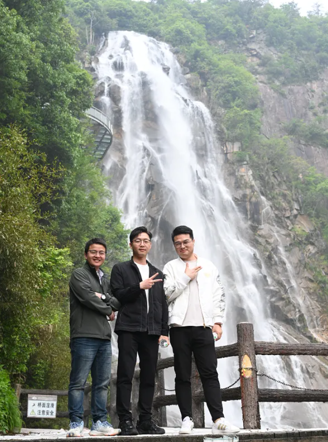 威客电竞风管销售中心员工在安徽明堂山景区照片