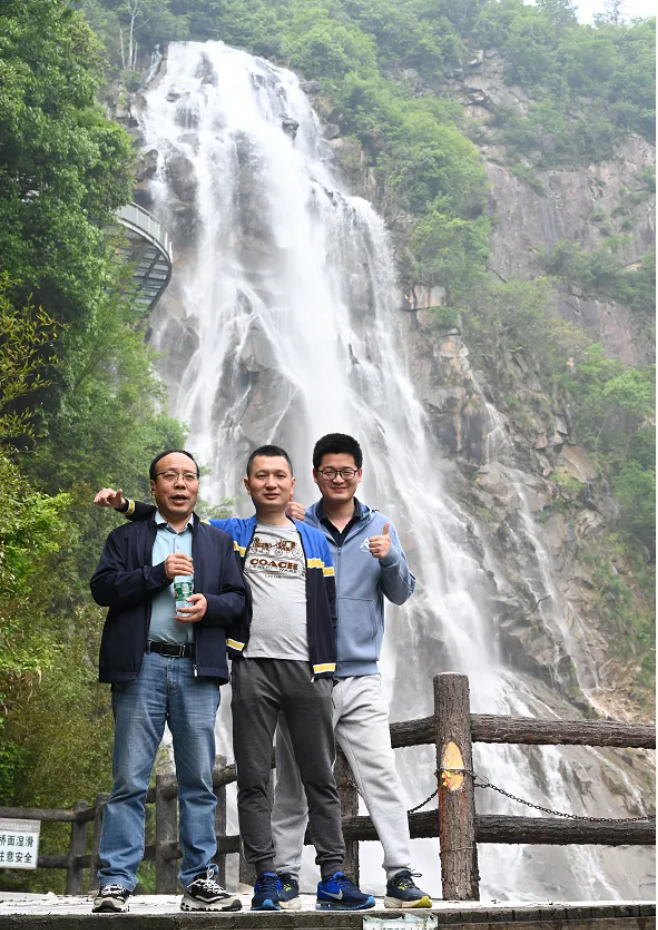 威客电竞风管销售中心员工在安徽明堂山景区照片